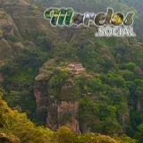 La Casa del Tepozteco sobre una gran meseta en la zona montañosa del Cerro de la Luz