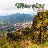 El pueblo mágico de Tepoztlán, Morelos rodeado de cerros