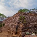 Chimalacatlán: Guardianes de la Historia en Piedra y Carrizo