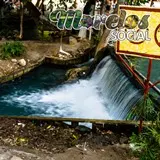 Pequeña cascada en el bonito balneario Las Huertas en Tlaquiltenango, Morelos