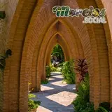 En el parque de Jojutla el pasillo entre sus estructuras.
