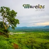 Impresionante vista de un paisaje verde desde el Cerro de Atlacholoaya, Morelos