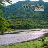 La presa Cruz Pintada rodeada de los cerros de la Sierra de Huautla en Morelos