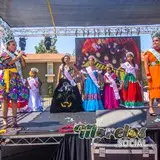Jovencitas en la pasarela , muy felices por participar en el carnaval morelense de Santa Ana