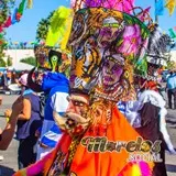 Los Chinelos brincando en California.