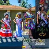 Las pequeñas reinas del carnaval de Morelos recibiendo su corona y título, están felices