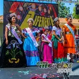 Las pequeñas reinas del carnaval de Morelos recibiendo su corona y título, están felices
