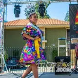 Reina de carnaval en el desfile luciendo su bello vestido típico