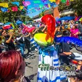 La banda de viento haciendo brincar al chinelo.