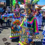 Grandes chinelos con imágenes alusivas al día de muertos.