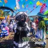 Chinelos brincando al son del de la banda de viento en Santa Ana California.