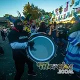La Tambora suena, el chinelo danza, la gente disfruta.