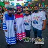 Foto del recuerdo con los chinelos vistiendo traje tipico de Tlayacapan