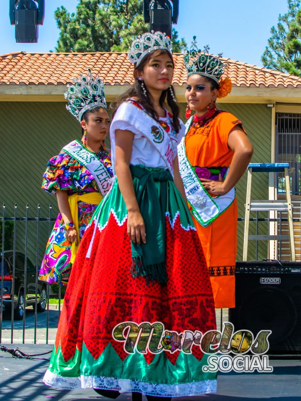 Las pequeñas jovencitas luciendo sus trajes típicos mexicanos