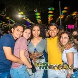 Reencuentro entre amigos en el animado centro de Tlaltizapán.