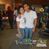 Par de jóvenes en Tlaltizapán después del brinco de chinelo.