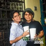 Nuestros grandes amigos brindando y posando para la foto.