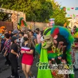 Chinelo acomodando su traje para colocar sombrero.