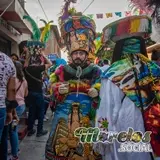 Chinelos en medio de la comparsa durante el recorrido.