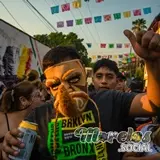 Con la máscara y la actitud de chinelo bien puesta.