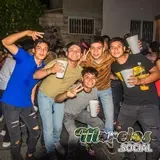 Los amigos brindando bailando y disfrutando sones de chinelo.