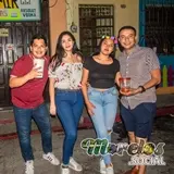Amistades de Tlaltizapán haciendo una foto para el recuerdo.
