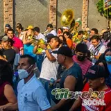 Tradicional recorrido chinelo de las comparsas avanzando por la Av. Amador Salazar.
