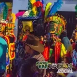 Chinelos en el recorrido del brinco en Tlaltizapán.