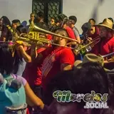 Banda de viento tocando sones de chinelo sobre avenida 5 de febrero.