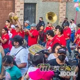 Banda de viento tocando sones de chinelo sobre avenida Amador Salazar.