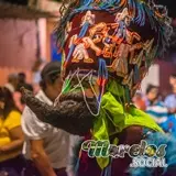 Máscara y sombrero de Chinelo.
