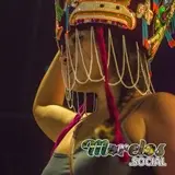 Con el sombrero de chinelo.