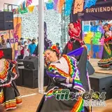 Grupo de mujeres presentando bonito y colorido bailable