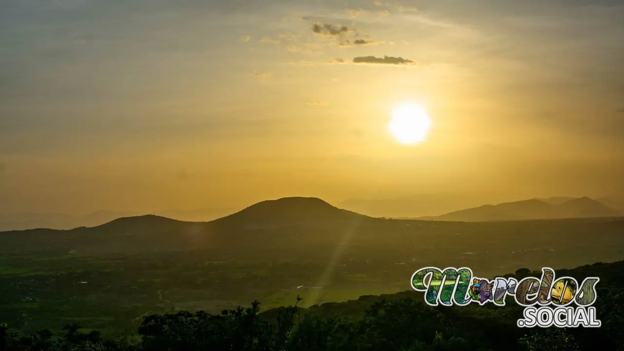 El sol al oeste en una tarde calurosa de la zona sur del estado de Morelos.