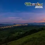 El sol se oculta, la luna brilla, atardeceres coloridos en el estado de Morelos.