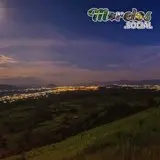 La luna brilla en lo alto, las luces se encienden al anochecer en el sur de Morelos.