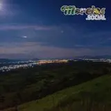 La luna brilla en lo alto y en el cielo las estrellas resplandecen.