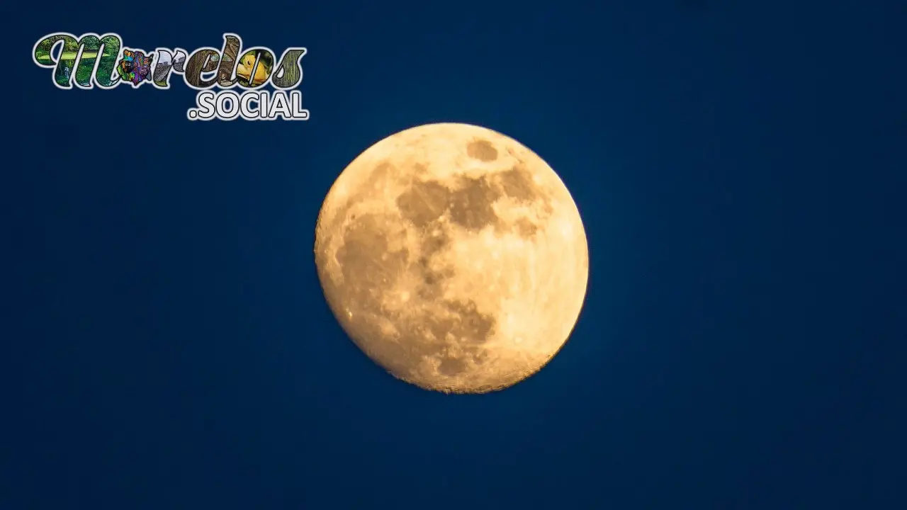 Viendo la luna desde la cima del cerro de Atlacholoaya.