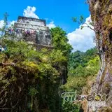 En la cima del cerro, la pirámide del Tepozteco.