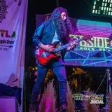 Guitarrista de B-side, haciendo vibrar las cuerdas