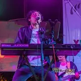 Teclados y voz de B-side, rockeando en Yecapixtla.