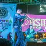 Durante el sabado de rock, trompetista del grupo B-side.