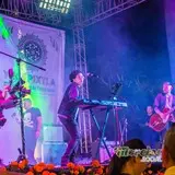 Teclados y voz del grupo B-side, bailando en su presentación en Yecapixtla.