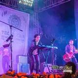 Teclados y voz de B-side, felizmente rockeando en Yecapixtla.