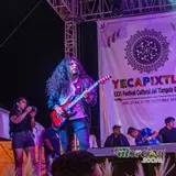 Durante el sabado de rock, trompetista del grupo B-side.