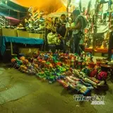 Por la noche los artesanos en el tianguis grande de Yecapixtla, Morelos.