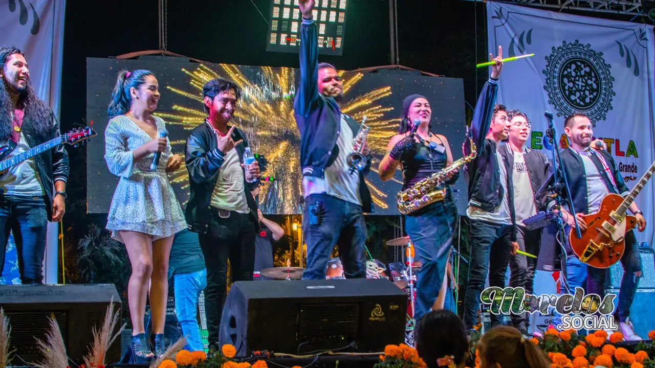 Banda de rock B-side agradeciendo al público de Yecapixtla.