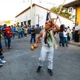 Tlayacapan Morelos, la comparsa avanza entre las calles.