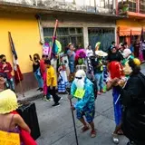 En Tlayacapan la comparsa avanza en una fiesta popular.