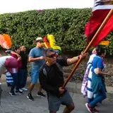 Agitando a la bandera, la comparsa azteca en Tlayacapan.